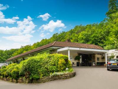 OYO Flagship The Bridge House