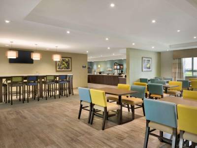 Days Inn & Suites Airdrie