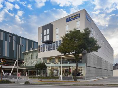 City Express La Raza